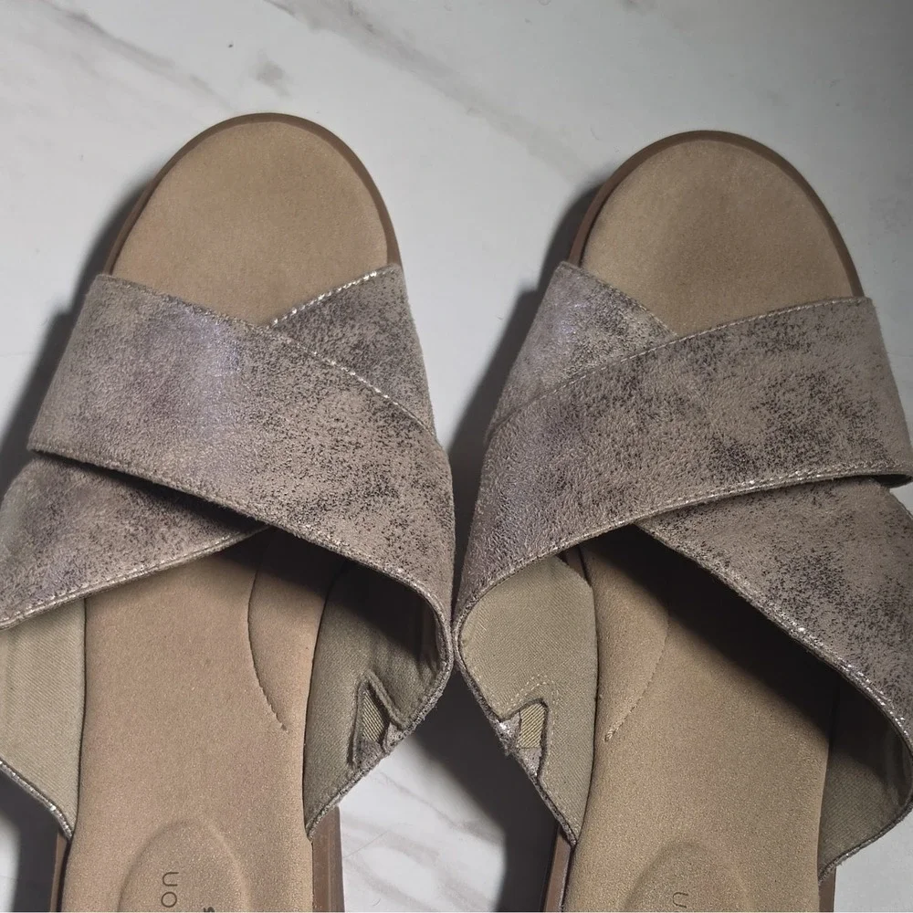 Clarks Women's Metallic Beige Slip On Slide Sandals US 9 Comfort Casual